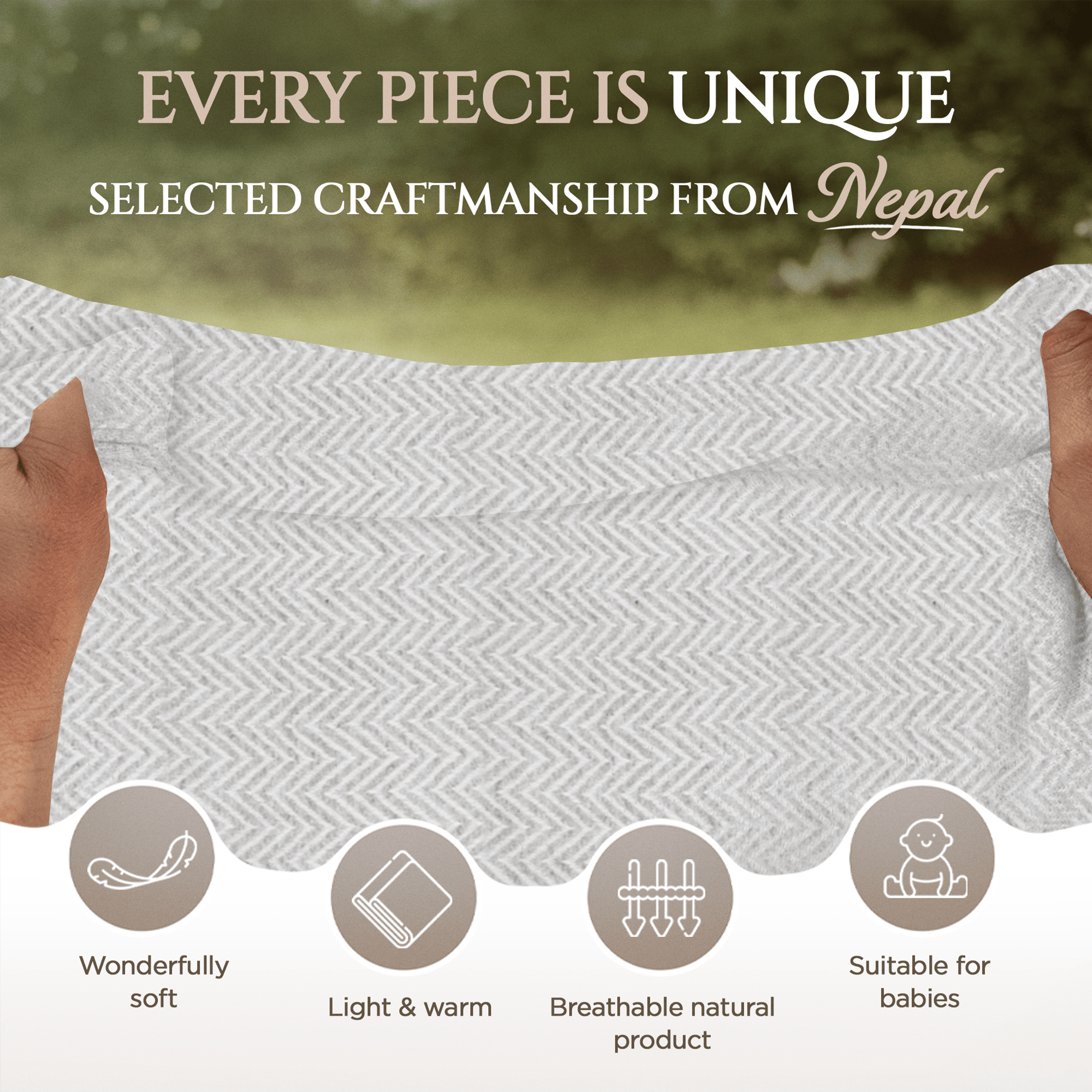 Zwei Hände halten eine graue Decke mit großem Fischgrätenmuster. Oberhalb Text "Every piece is unique" und "Selected Craftsmanship from Nepal". Unten vier Symbole mit Beschreibungen: wunderbar weich, leicht und warm, atmungsaktives Naturprodukt, geeignet für Babys. Im Hintergrund unscharfe, grüne Natur.