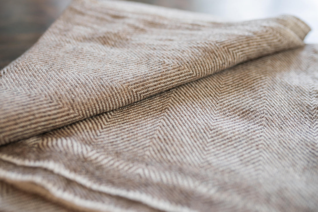 Coperta in cashmere grigio-marrone con pregiato motivo a spina di pesce