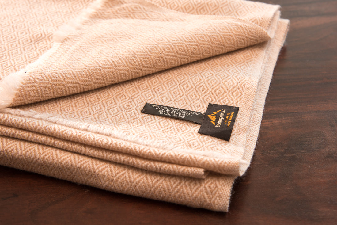 Sciarpa in cashmere marrone con fantasia a quadri