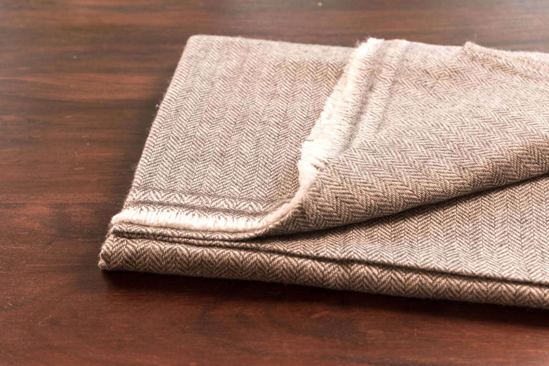 Sciarpa in cashmere grigio scuro con motivo spinato