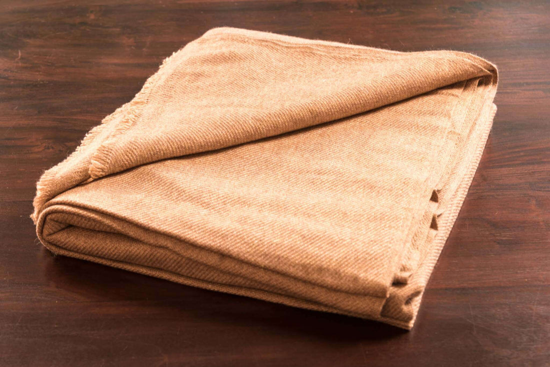 Coperta in cashmere marrone tinta unita