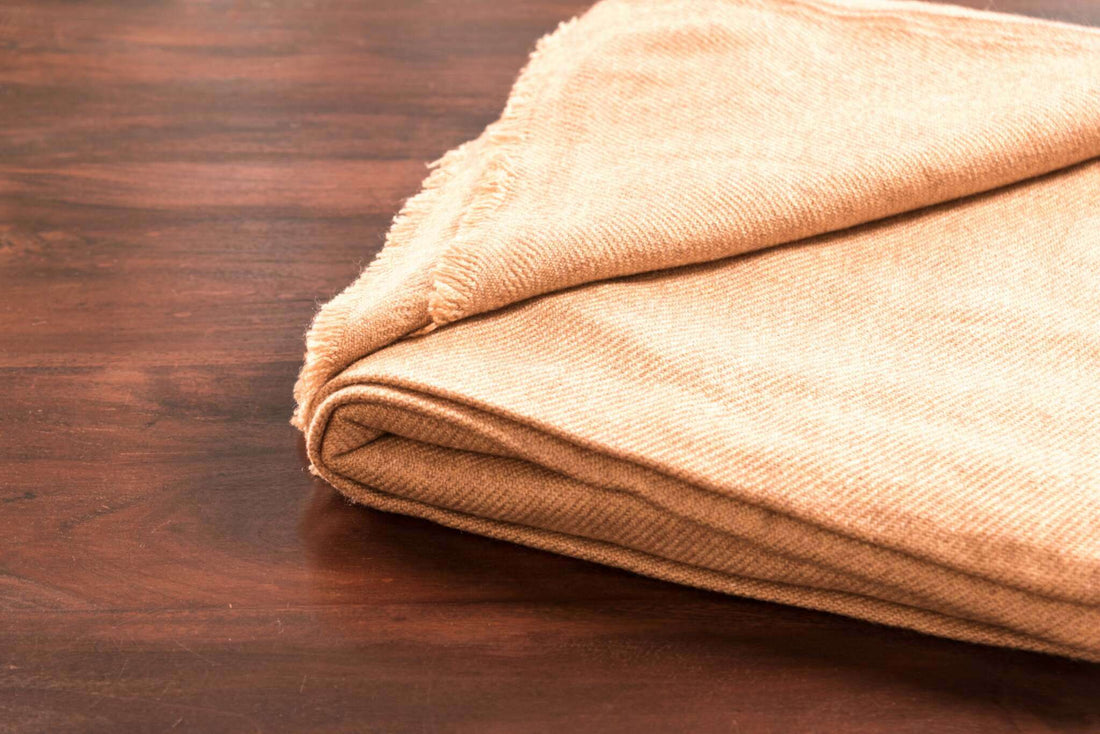Coperta in cashmere marrone tinta unita