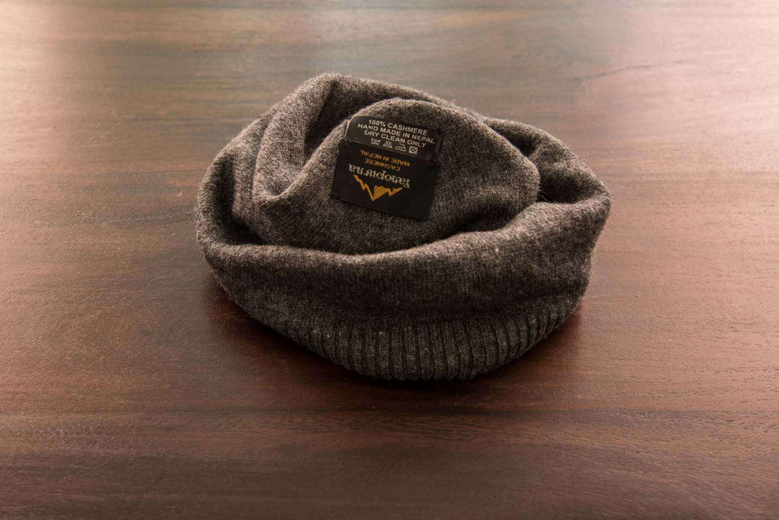Cappello berretto in cashmere liscio con polsino a coste grigio scuro 