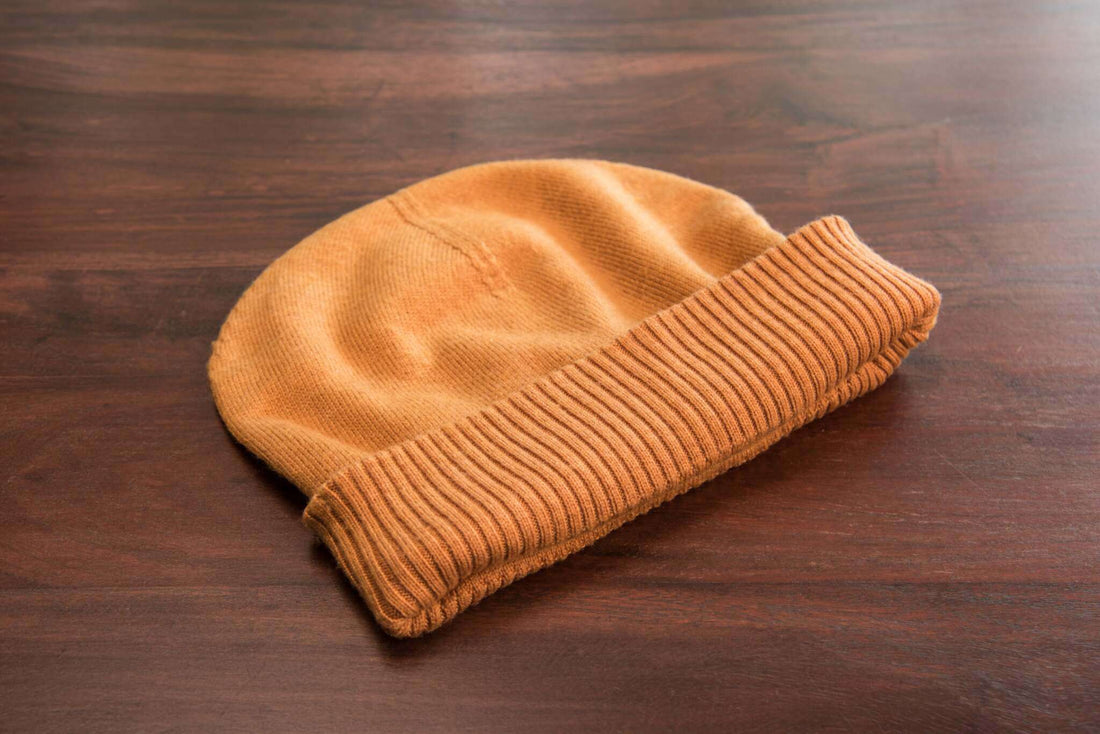 Cappello berretto in cashmere liscio con polsino a coste marrone chiaro 