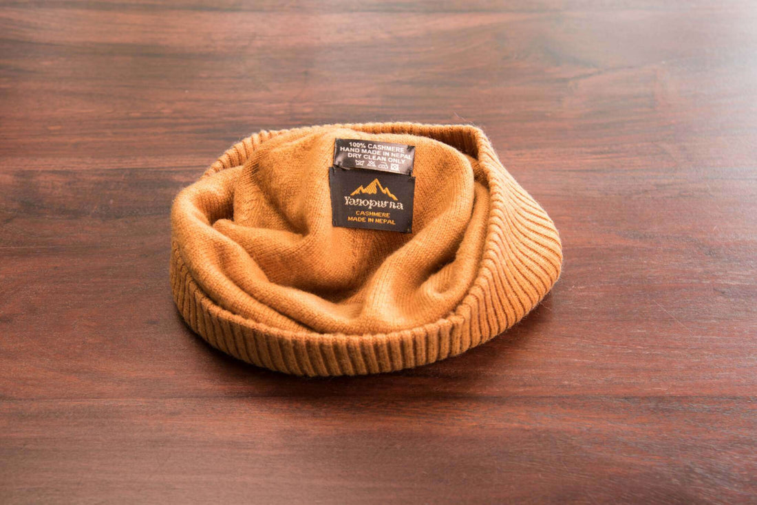Cappello berretto in cashmere liscio con polsino a coste marrone chiaro 