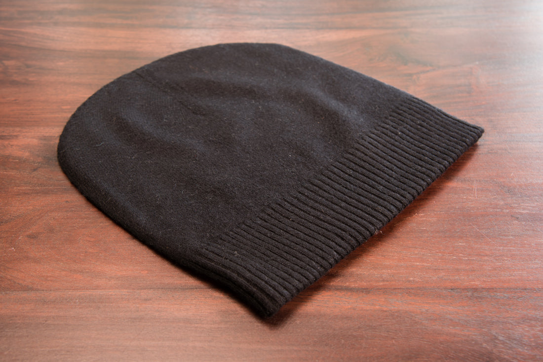 Cappello berretto in cashmere liscio con polsino a coste nero 