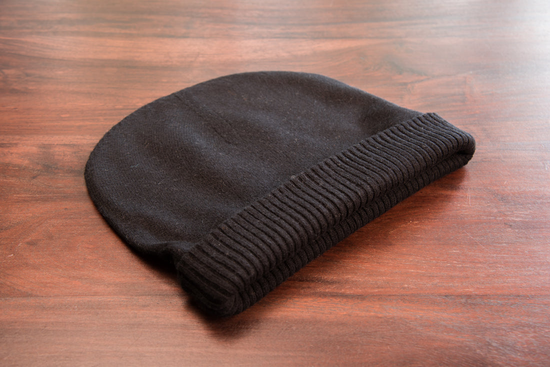 Cappello berretto in cashmere liscio con polsino a coste nero 