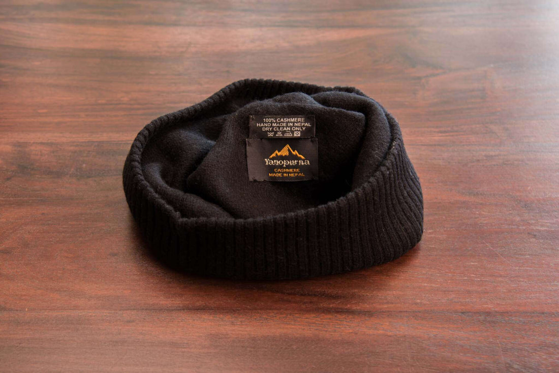 Cappello berretto in cashmere liscio con polsino a coste nero 
