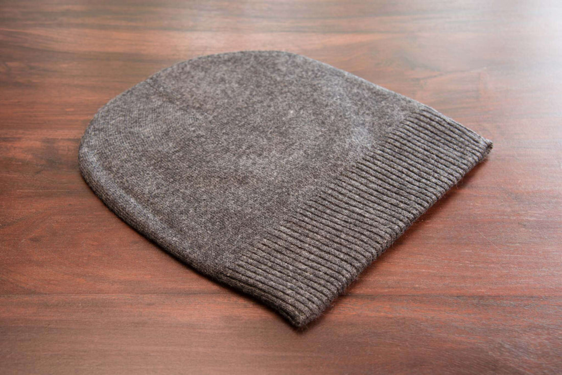 Cappello in cashmere berretto liscio con polsino a coste nero grigio 