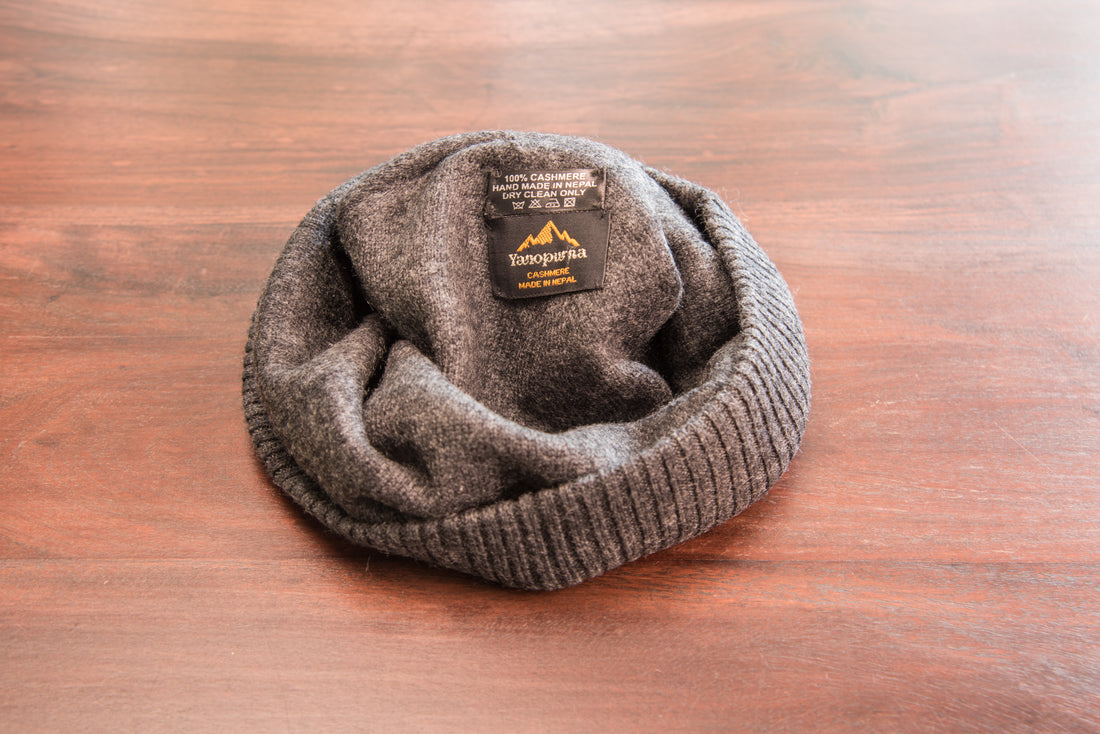 Cappello in cashmere berretto liscio con polsino a coste nero grigio 