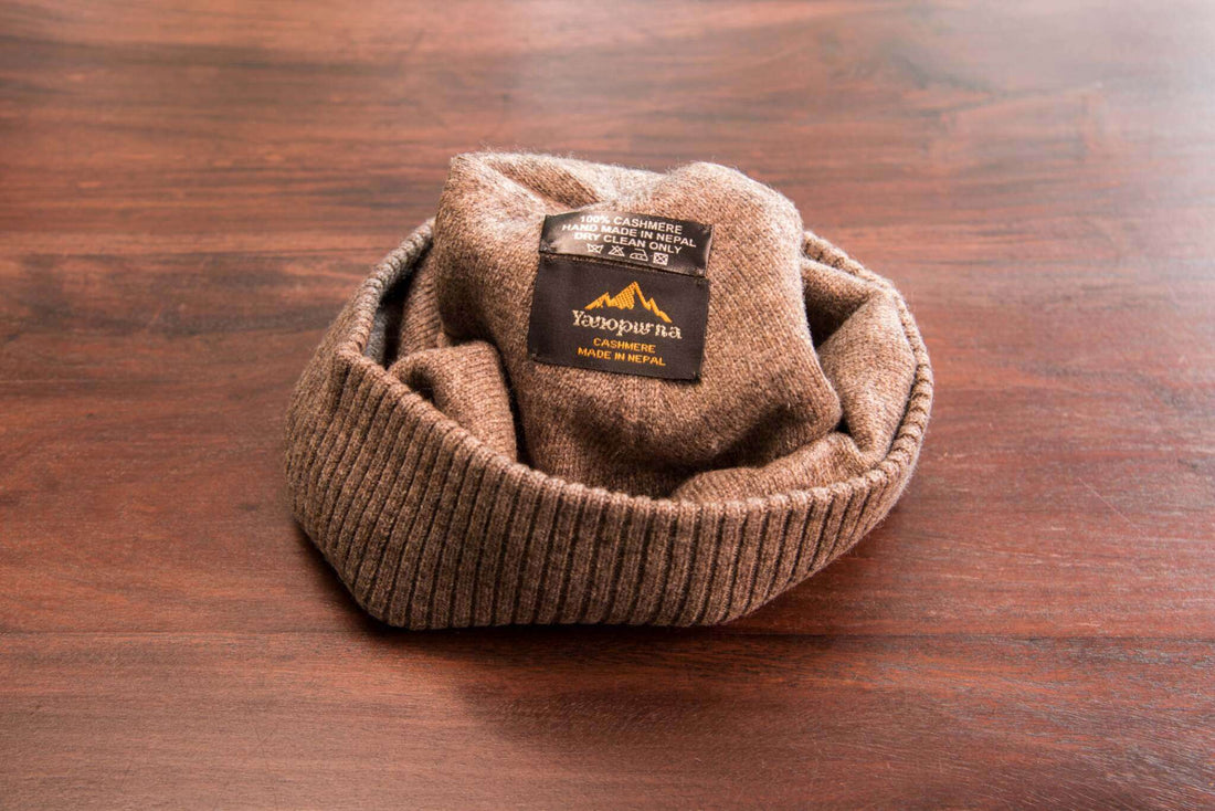 Cappello berretto in cashmere liscio con polsino a coste testa di moro 