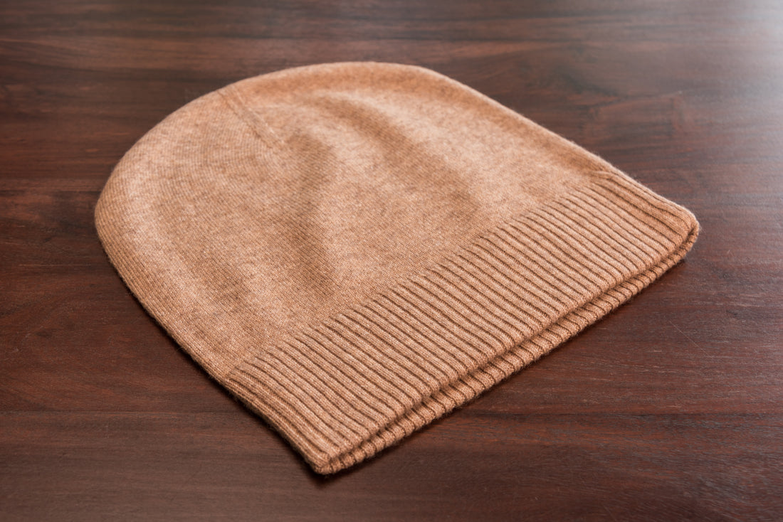 Cappello berretto in cashmere liscio con polsino a coste marrone 