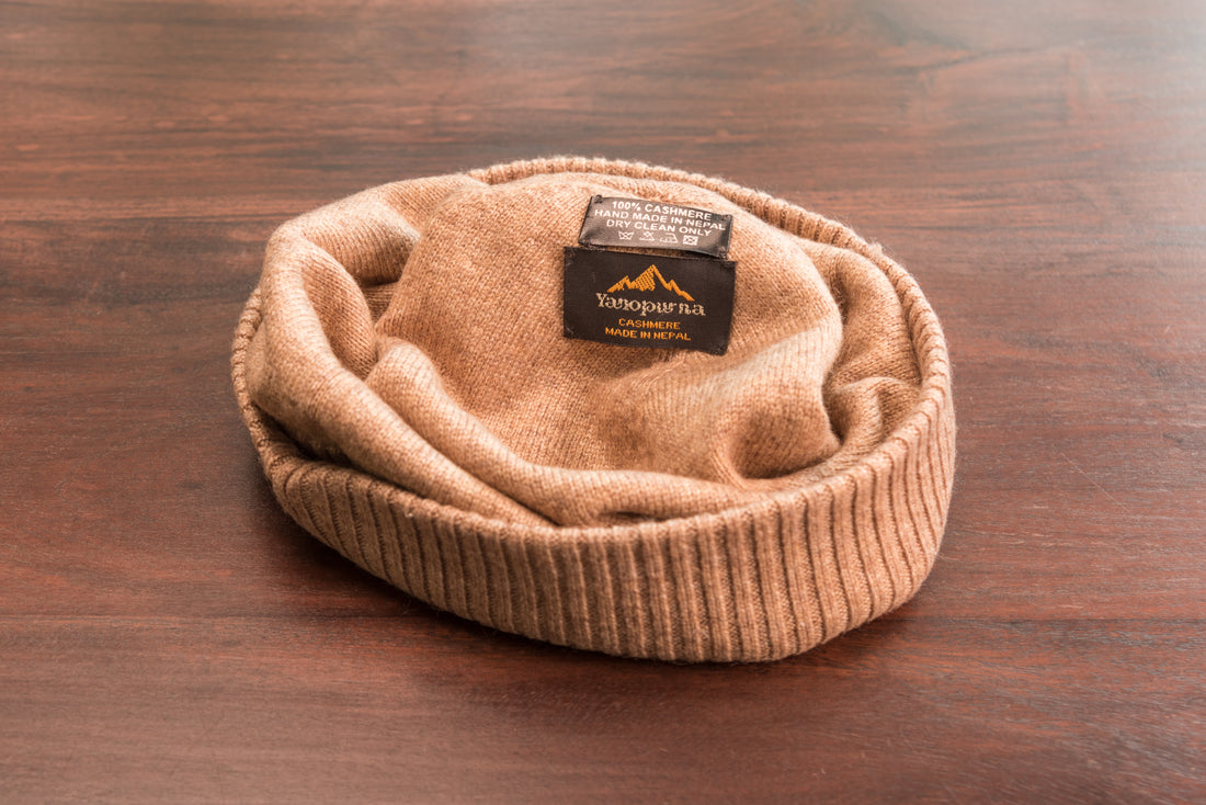 Cappello berretto in cashmere liscio con polsino a coste marrone 