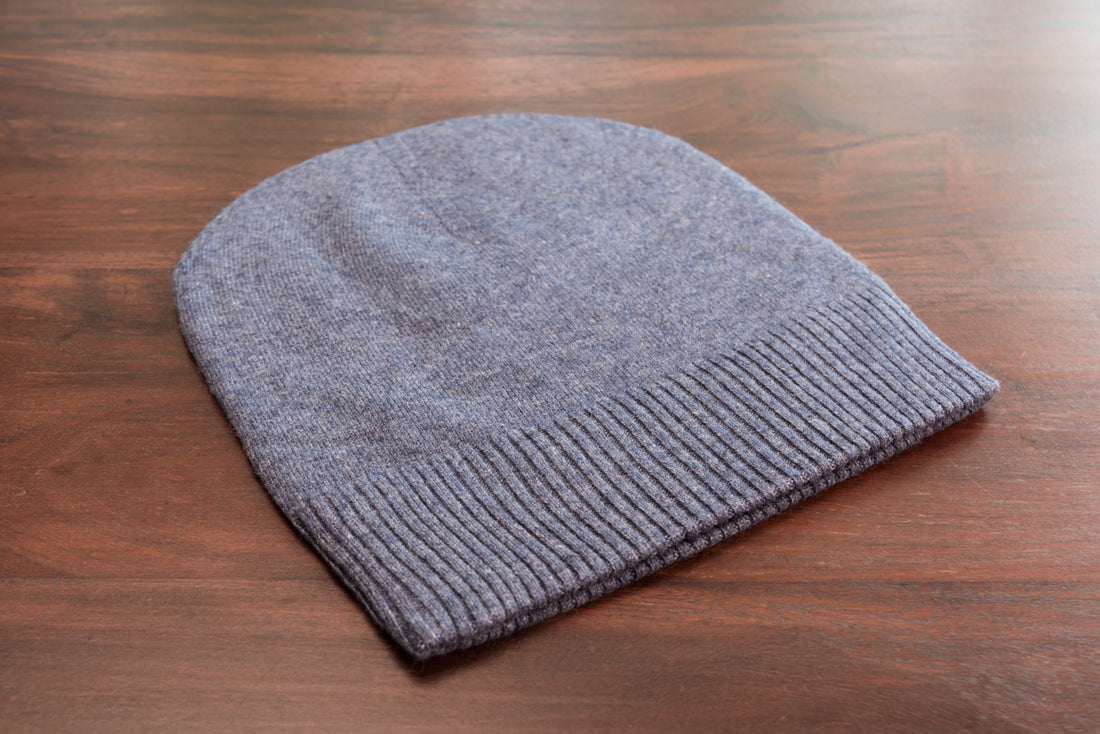 Cappello berretto in cashmere liscio con polsino a coste blu scuro 