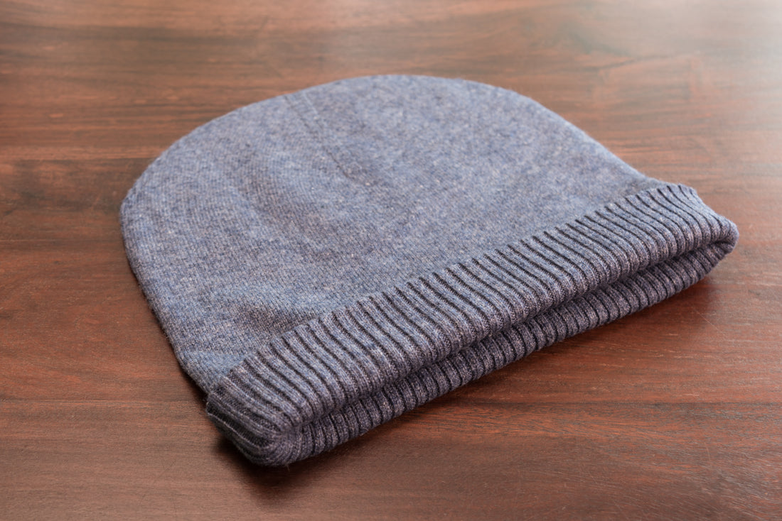 Cappello berretto in cashmere liscio con polsino a coste blu scuro 