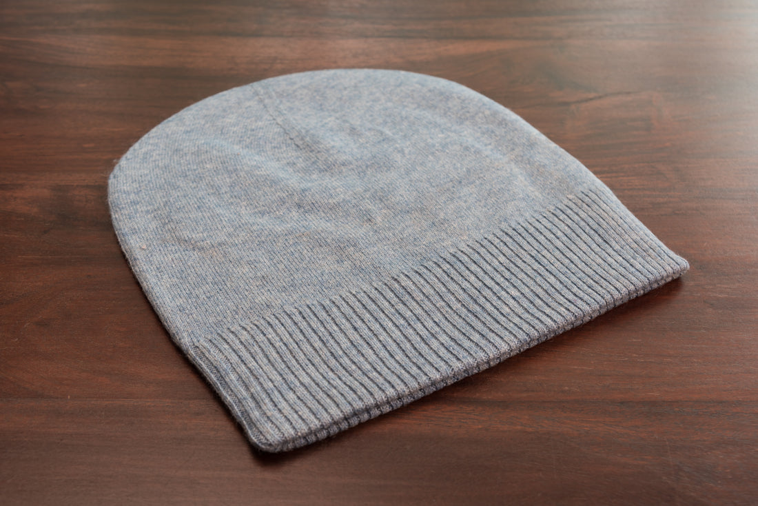 Cappello berretto in cashmere liscio con polsino a coste blu 