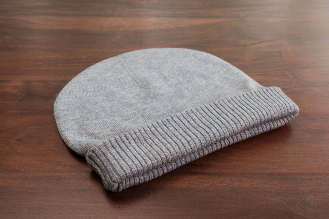 Cappello berretto in cashmere liscio con polsino a coste blu 