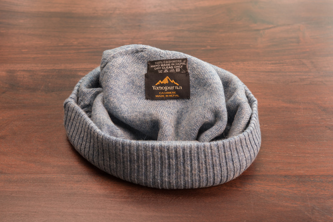 Cappello berretto in cashmere liscio con polsino a coste blu 