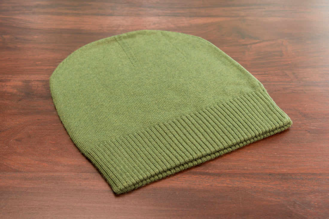 Cappello berretto in cashmere liscio con polsino a coste verde scuro 