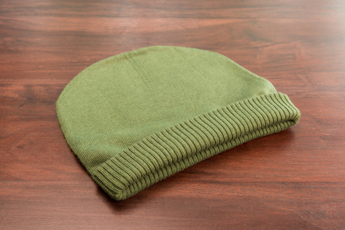 Cappello berretto in cashmere liscio con polsino a coste verde scuro 