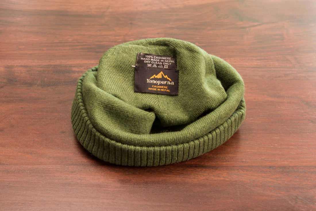 Cappello berretto in cashmere liscio con polsino a coste verde scuro 