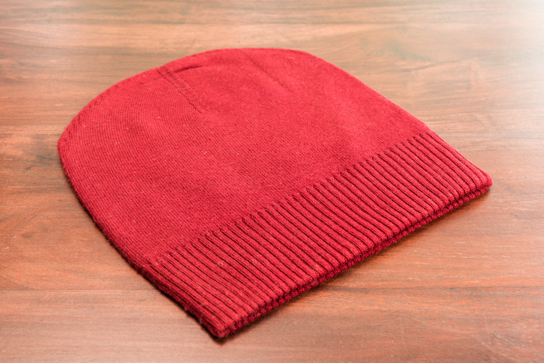 Cappello berretto in cashmere liscio con polsino a coste rosso scuro 