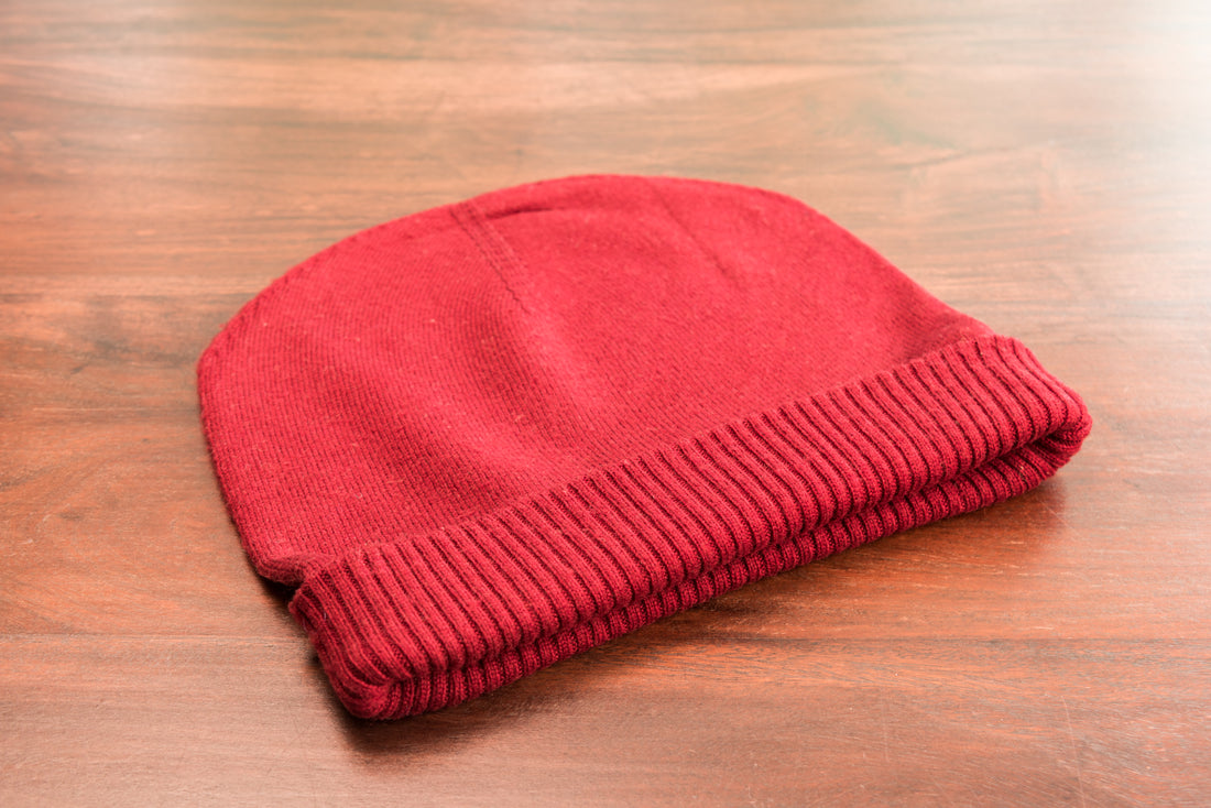 Cappello berretto in cashmere liscio con polsino a coste rosso scuro 