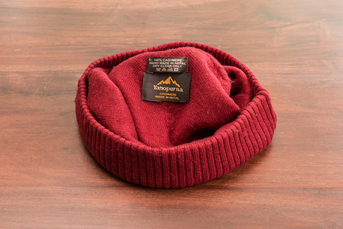 Cappello berretto in cashmere liscio con polsino a coste rosso scuro 