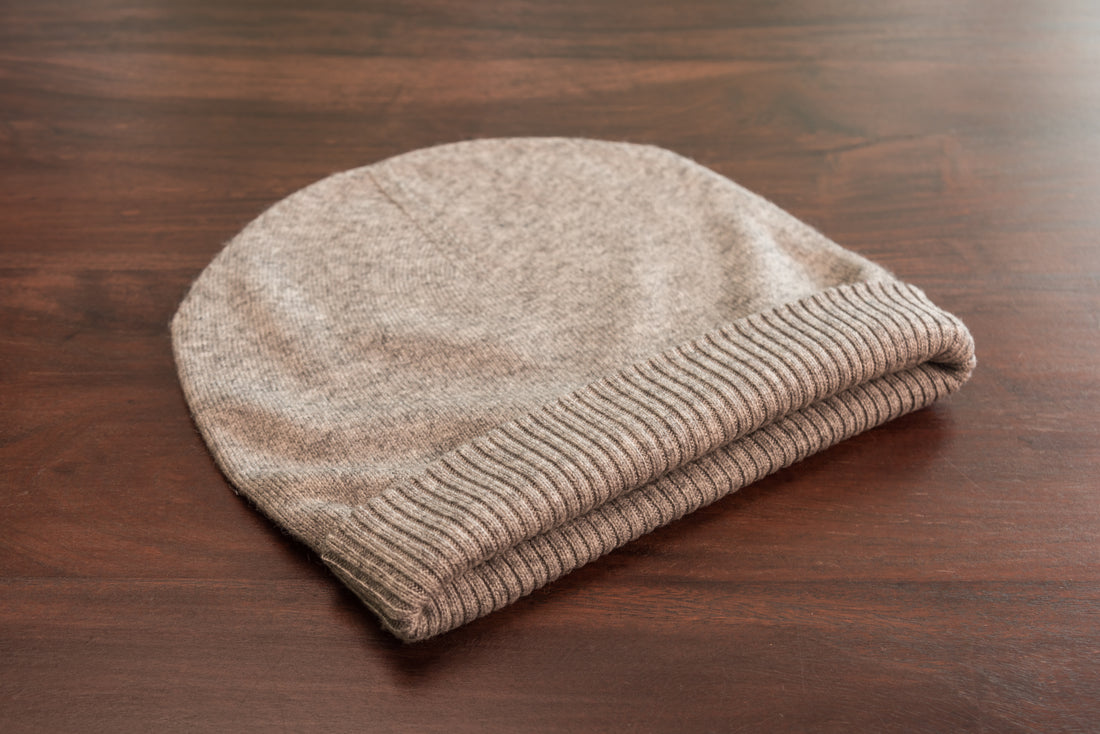 Cappello berretto in cashmere liscio con polsino a coste grigio 