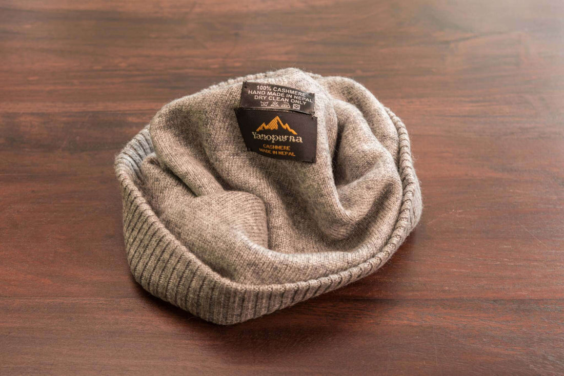 Cappello berretto in cashmere liscio con polsino a coste grigio 