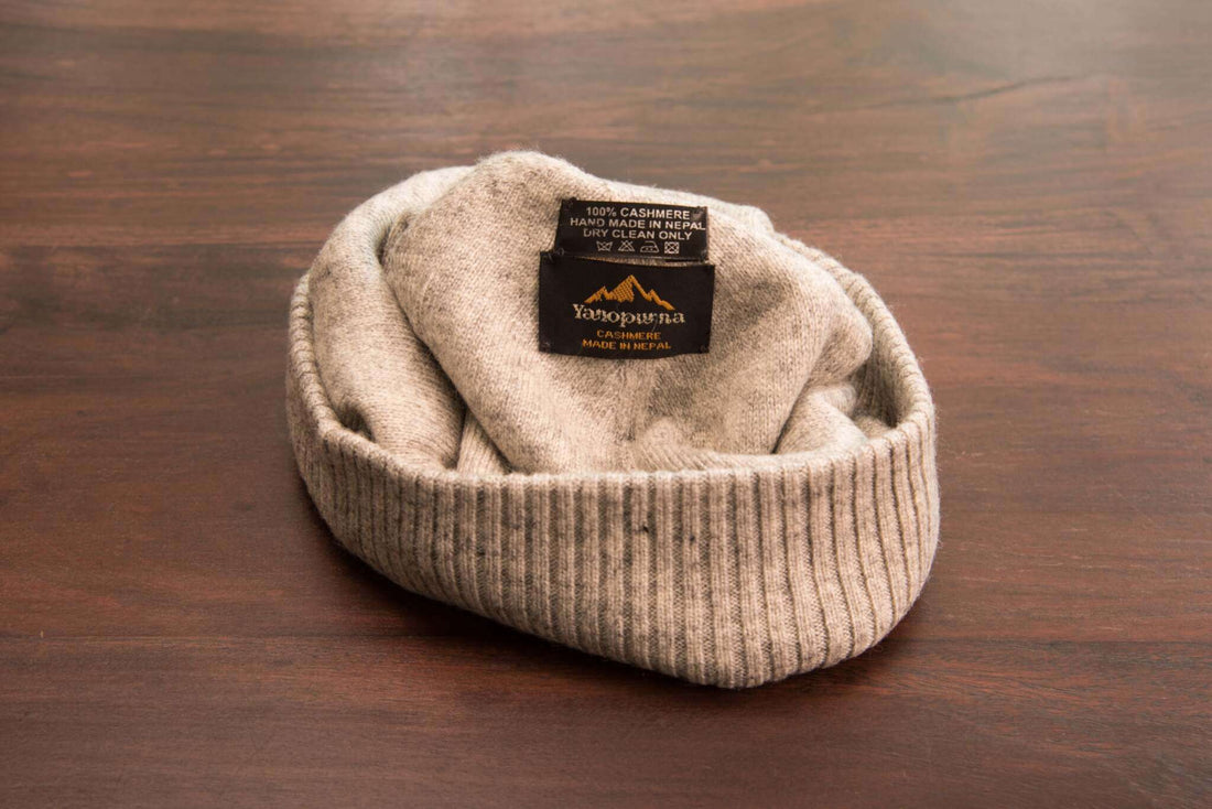 Cappello berretto in cashmere liscio con polsino a coste grigio chiaro 