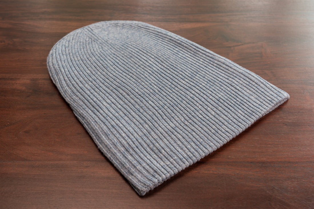 Cappello in cashmere a coste con risvolto blu 