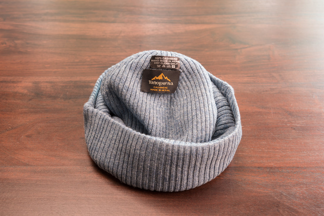 Cappello in cashmere a coste con risvolto blu 