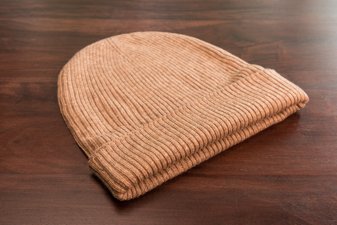 Cappello berretto in cashmere a coste con risvolto marrone 