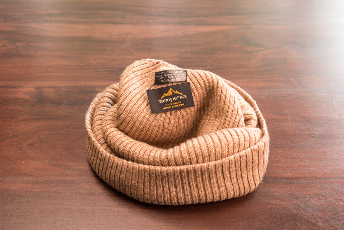 Cappello berretto in cashmere a coste con risvolto marrone 