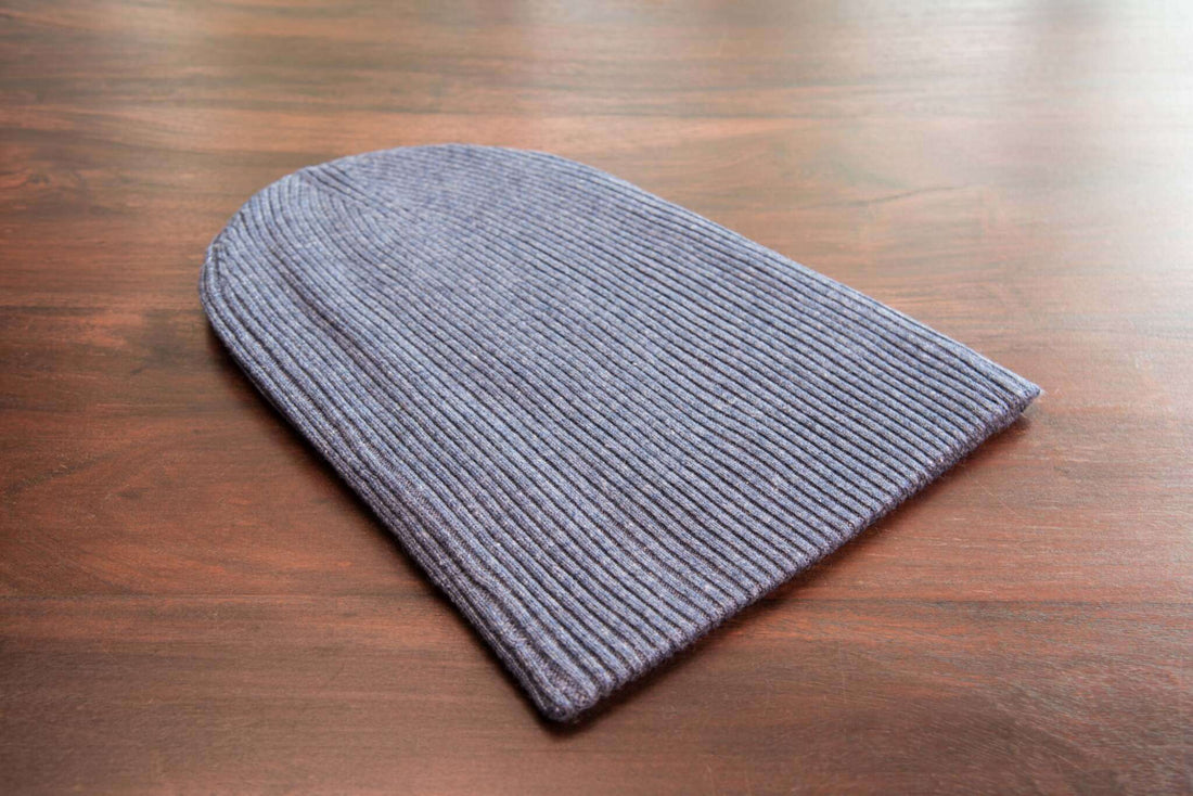 Cappello berretto in cashmere a coste con risvolto blu scuro 
