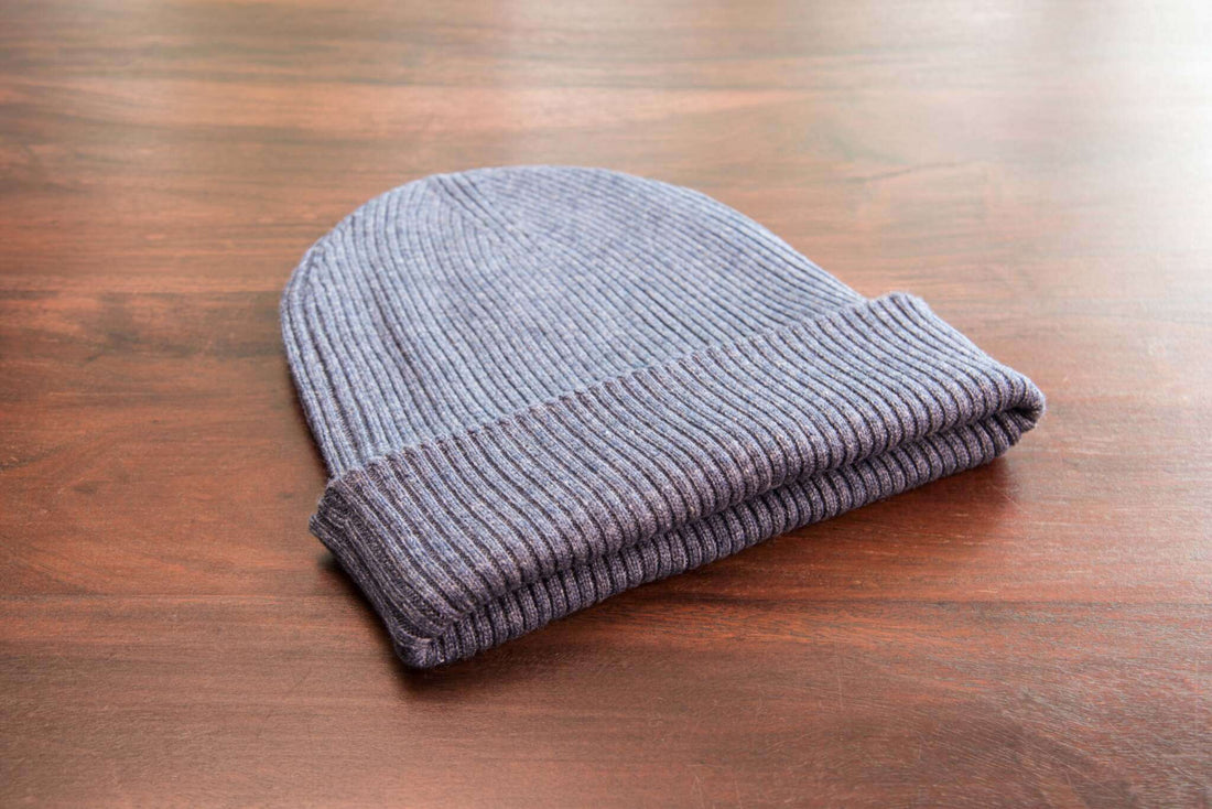 Cappello berretto in cashmere a coste con risvolto blu scuro 