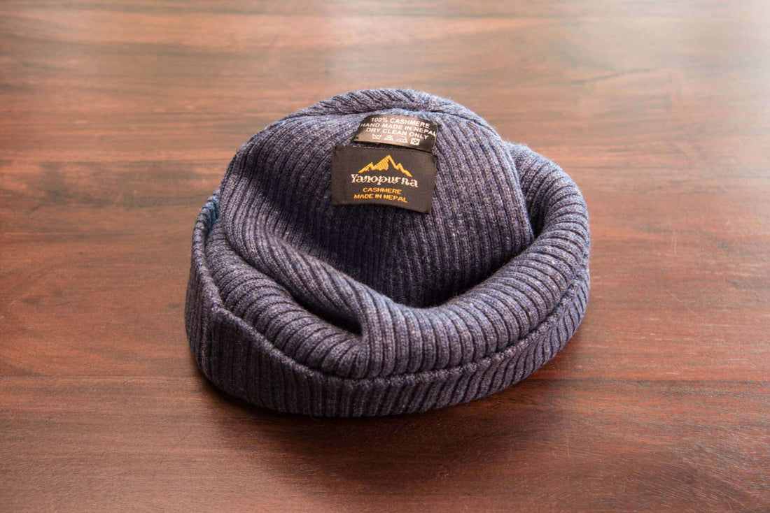 Cappello berretto in cashmere a coste con risvolto blu scuro 