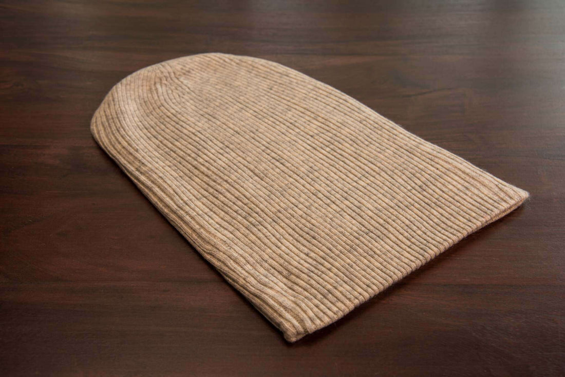 Berretto in cashmere a coste con risvolto - bianco grigio 