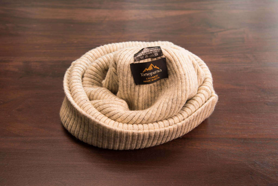 Berretto in cashmere a coste con risvolto - bianco grigio 