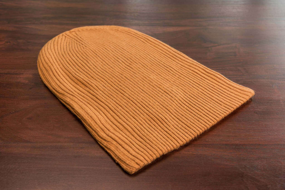Berretto in cashmere a coste con risvolto - marrone chiaro 