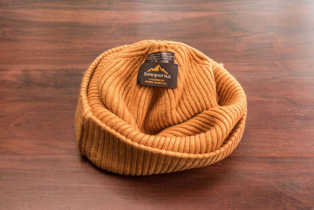 Berretto in cashmere a coste con risvolto - marrone chiaro 