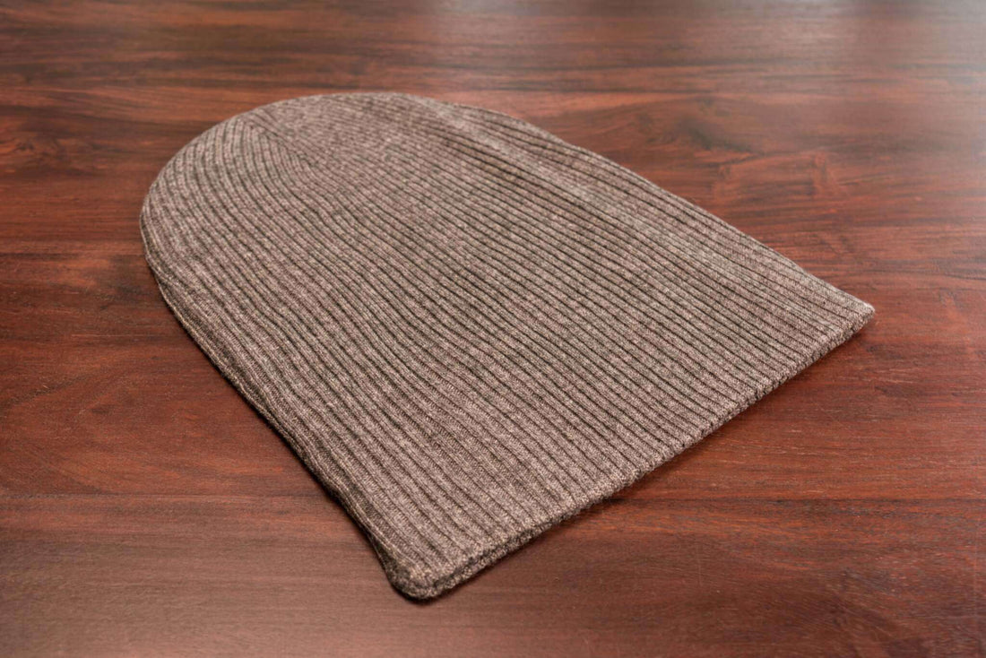 Berretto in cashmere a coste con risvolto - grigio scuro 