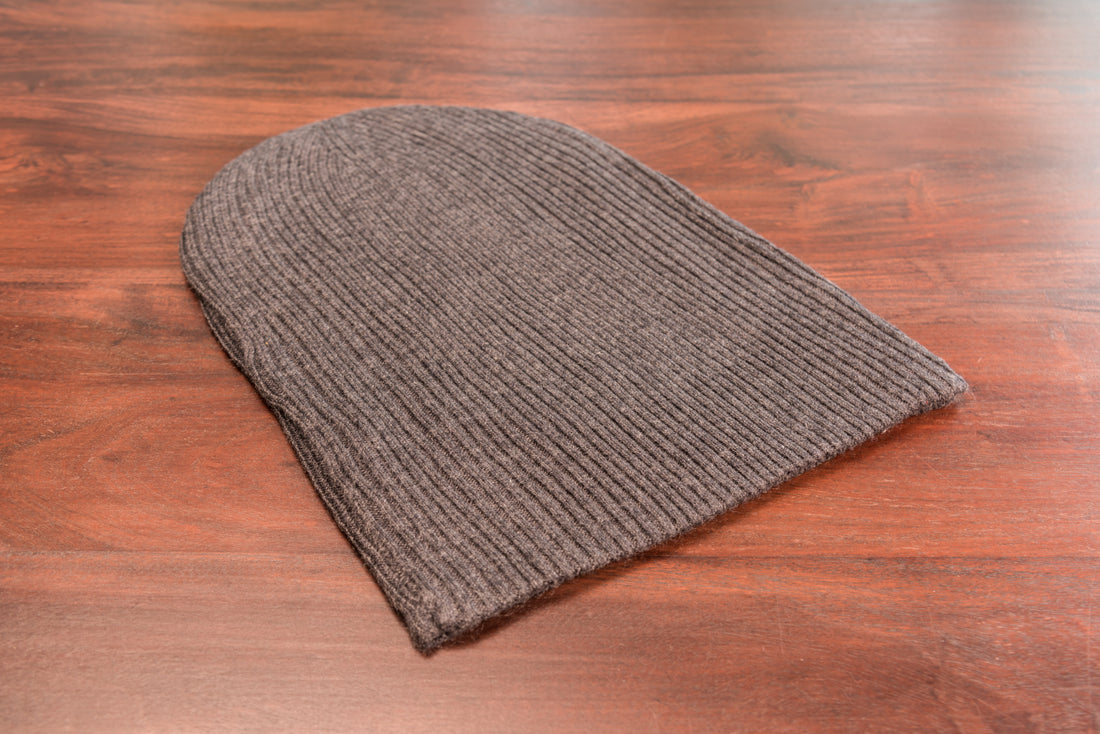 Cappello in cashmere a coste con polsino nero grigio 