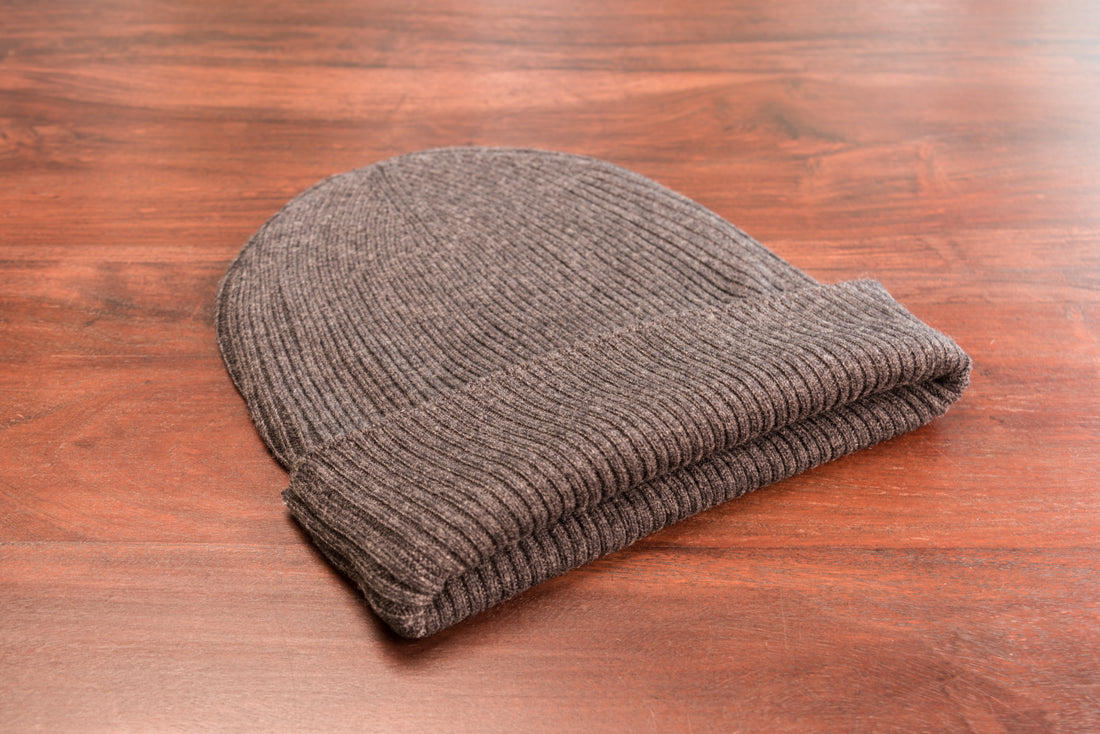 Cappello in cashmere a coste con polsino nero grigio 