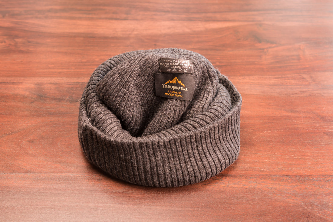 Cappello in cashmere a coste con polsino nero grigio 