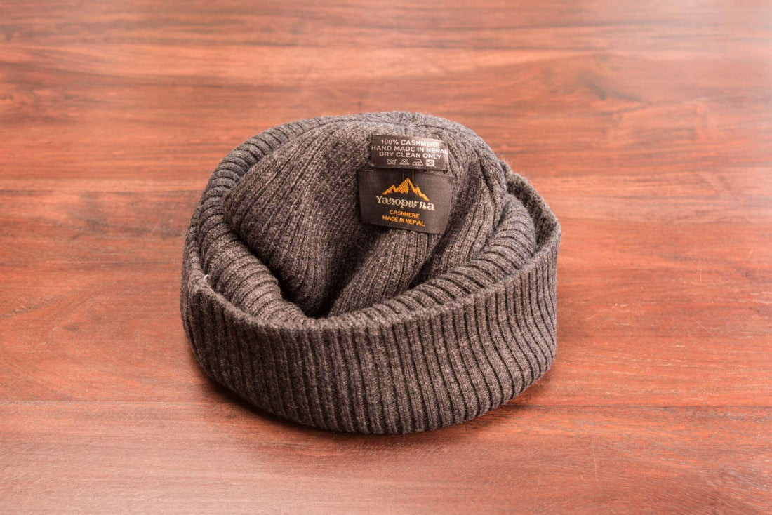 Cappello in cashmere a coste con polsino nero grigio 