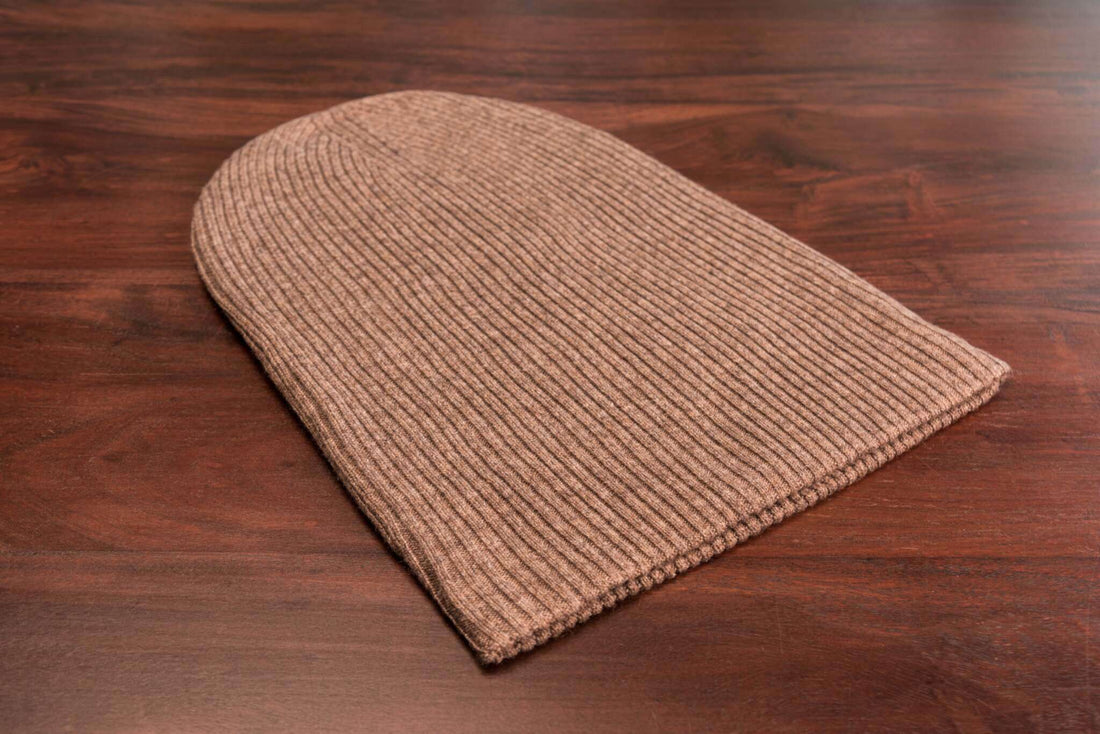 Berretto in cashmere a coste con risvolto - marrone scuro 