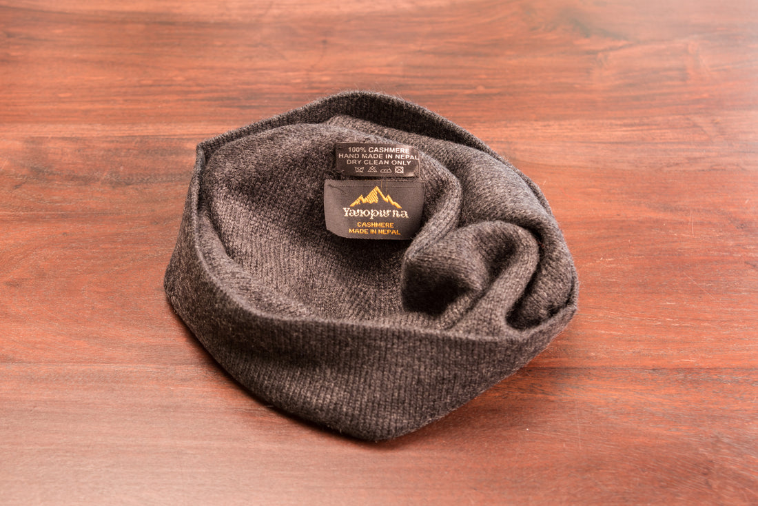 Cappello in cashmere berretto liscio nero grigio