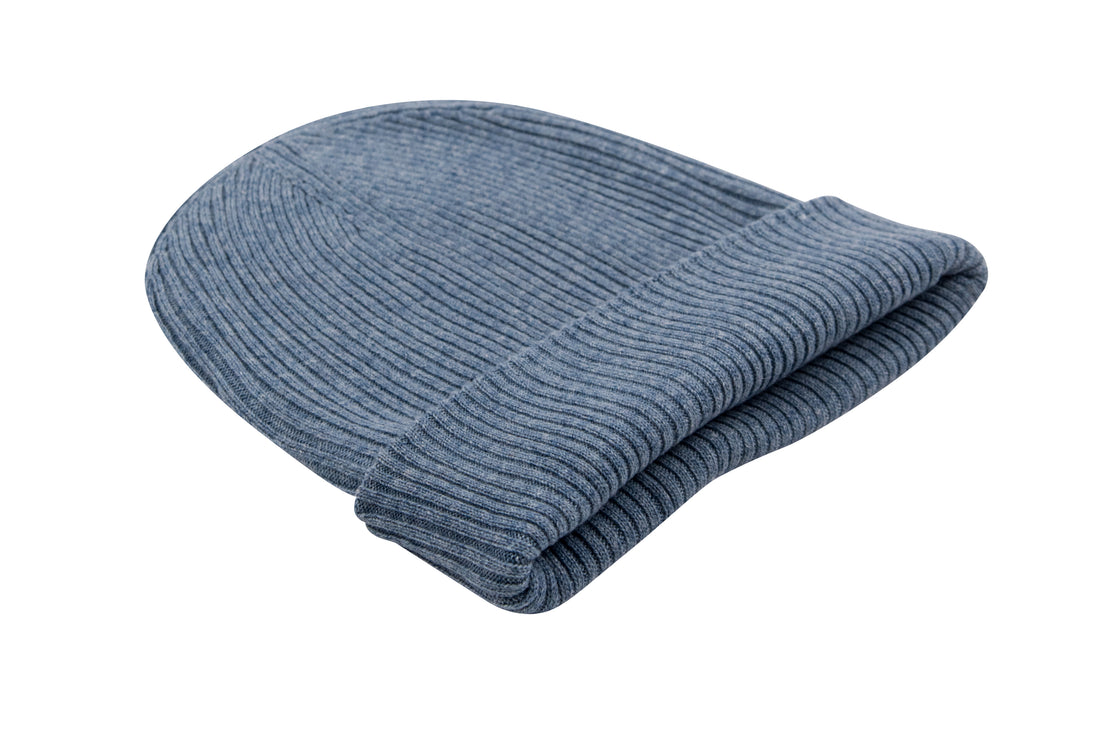 Cappello in cashmere a coste con risvolto blu 